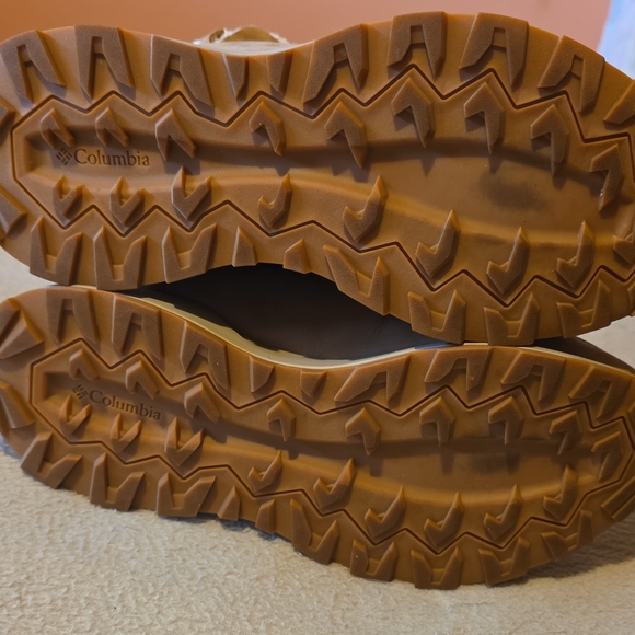 Columbia Men’s Tan and Gray Sherpa-Lined Slip-On Boots - Picture 3 of 4